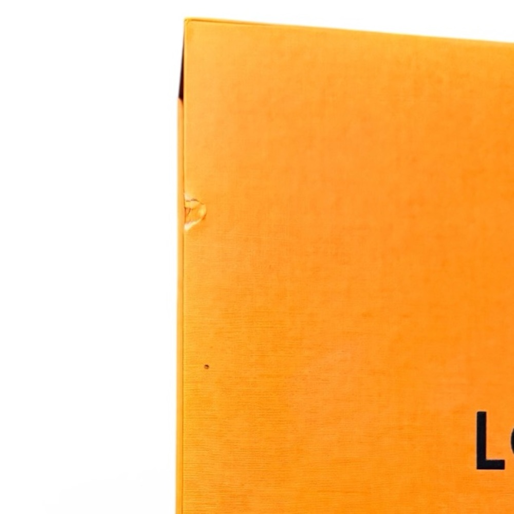 Louis Vuitton Magnet Closure Box & Ribbon - Picture 7 of 12
